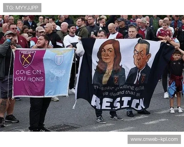 西汉姆联开局不佳 球迷怒斥管理层失职