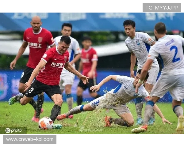 大雨中的津门虎与蓉城1-1战平,场地条件影响比赛节奏